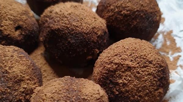 „Cartofi” din griș cu pudră de cacao, fără cuptor! Un dulce delicios din câteva mișcări