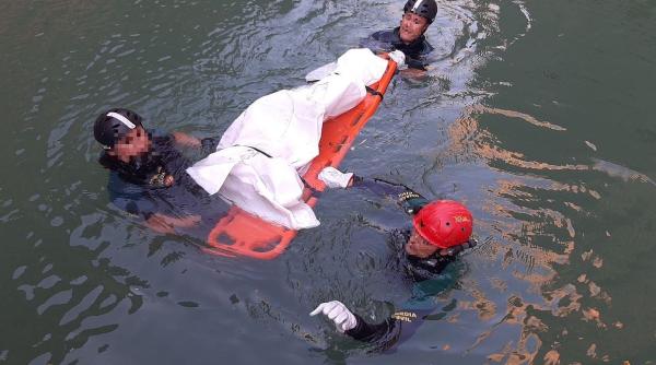 Un copil de şase ani dispărut de acasă, găsit fără viață în albia unui râu: Abandonat de mamă și orfan de tată, era îngrijit de o bunică