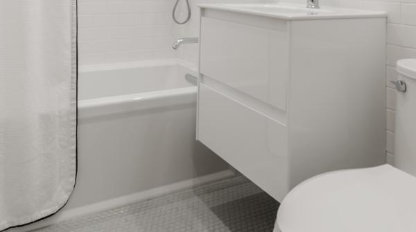 Cum poți îndepărta petele încăpățânate din baie. Trucul care te va scăpa de probleme!