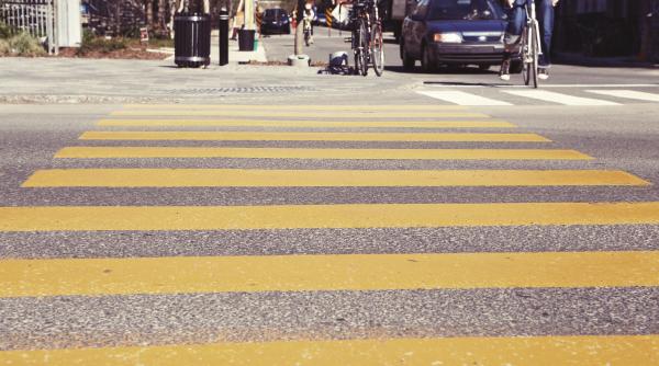 Noi reguli pentru traficul rutier, în Austria: Pietonilor li se permite să traverseze pe oriunde, bicicliștii pot vira când este roșu