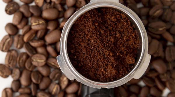 Nu mai arunca zațul de cafea; pune-l într-o șosetă și lasă-l peste noapte să-și facă magia. Și bunicile noastre recurgeau la acest truc