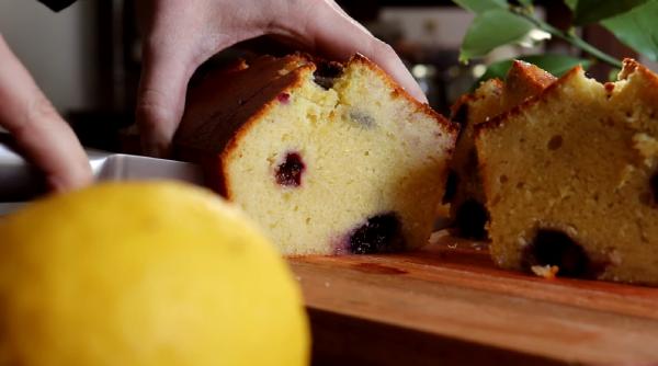 Pandișpan pufos cu afine și lămâie. Rezultatul îi va impresiona pe toți. Rețeta pas cu pas