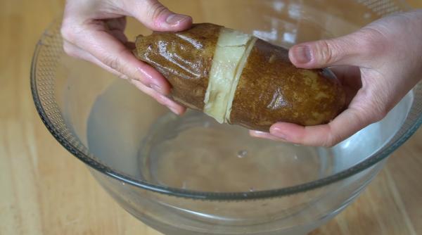 Cartofii nu se vor crăpa când sunt fierți și toate vitaminele se vor păstra dacă adaugi acest ingredient în apă