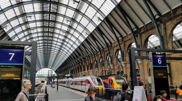 Marea Britanie. Sute de pasageri feroviari se luptă cu "haosul" de la London Euston pentru a ajunge acasă. Urmează o noua rundă de greve mâine