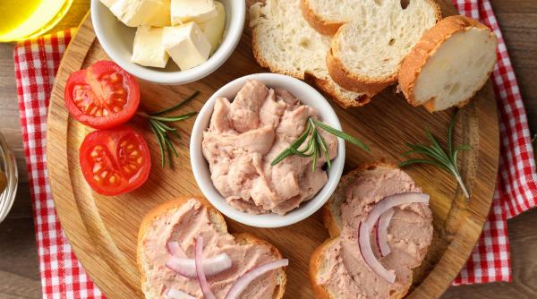 Nu știai ca poți face așa deliciu din vinete, ardei și brânză de vaci. Un pate delicios, de aur! 