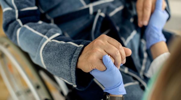 Italia. Badantă româncă, acuzată că a furat 50 euro, a cerut intervenția soțului. Ce a urmat l-a adus pe bărbat în fața judecătorului