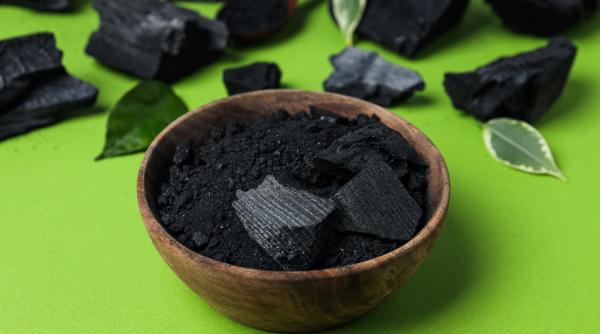 Pune o tabletă de cărbune activ în coșul de rufe sau chiar în dulap: Habar nu aveai că are acest efect miraculos