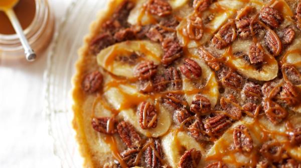 Tartă cu nuci și banane caramelizate - o rețetă genială de inspirație orientală 