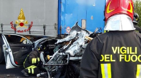 UPDATE. Accident cumplit pe o autostradă din Italia. O dubă cu șase persoane la bord a intrat sub un TIR: Nu există supraviețuitori