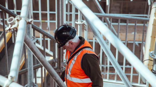 Belgia. Muncitor român, grav rănit după ce a căzut de la 10 metri de pe o platformă aeriană de lucru