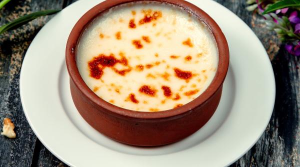 Budincă de orez, un desert bogat și foarte cremos. Vezi rețeta pas cu pas a bunicii, cu un ingredient secret 