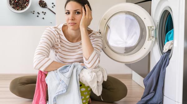 Pune trei linguri de piper când bagi hainele la spălat. Un truc care te scapă de o mare problemă