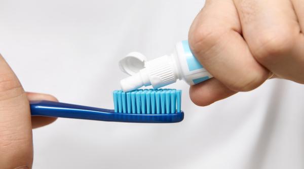 Ține un tub de pastă de dinți în sertarul cu tacâmuri: Trucul la care recurgeau și bunicile noastre a revenit în actualitate