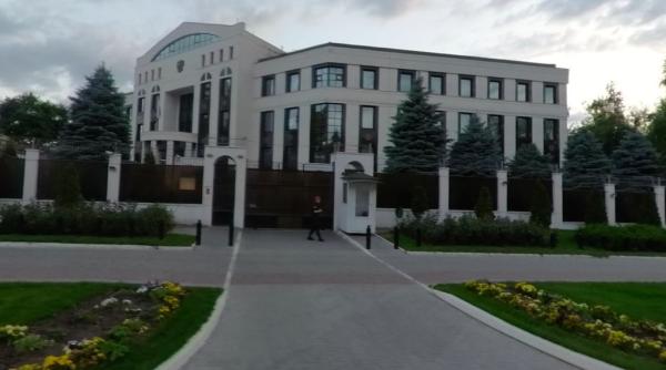 Ambasada Rusiei la Chișinău, vandalizată de ziua lui Putin. Mesaj, scris pe poarta instituției