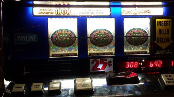 Italia. Un tată și-a abandonat copilul minor în mașină și a mers să joace la păcănele