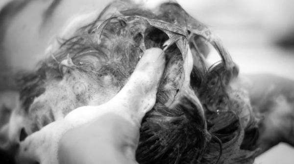 Pune trei linguri de zahăr în șampon: un truc care te ajută să ai un păr strălucitor și puternic