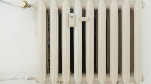 Pregătește-te acum de iarnă: curăță caloriferul de praf fără aspirator. Acest truc te va salva mereu