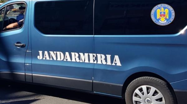 Român, săltat de jandarmi, după ce a ameninţat trecătorii de pe o stradă cu un satâr 