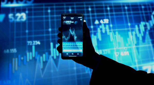 Alegerea celei mai bune platforme de tranzacționare pentru a investi în criptomonede