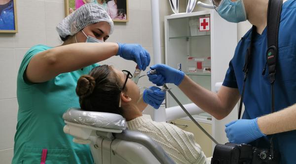 „Dentist“ român arestat în Spania: Peste 100.000 de euro storși de la persoane înșelate de "Robin Hood" al clinicilor stomatologice