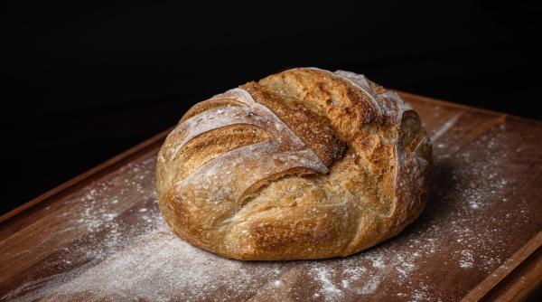 Pâine țărănească, crocantă la exterior și fragedă în interior. O rețetă simplă pe care gospodinele trebuie să o încerce chiar astăzi