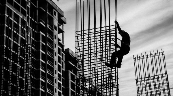 Peste 700.000 de români lucrează în construcţii în Europa și doar 400.000 în România