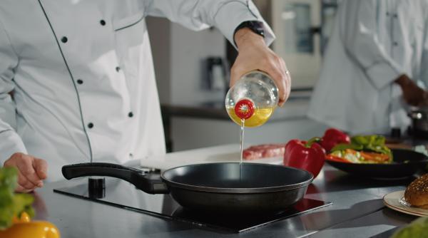 Truc cu amidon pentru a curăța uleiul de gătit uzat: Tehnica pe care toate gospodinele o căutau. Nu-l mai arunca, vei economisi mulți bani! 