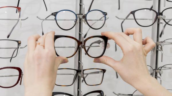 Elevii români ar putea primi vouchere pentru controale oftalmologice și ochelari de vedere