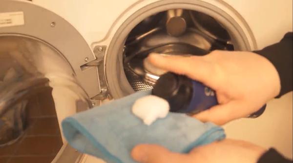 Pune spumă de ras în mașina de spălat. Un truc atât de simplu care se scapă de foarte multe probleme și bătăi de cap