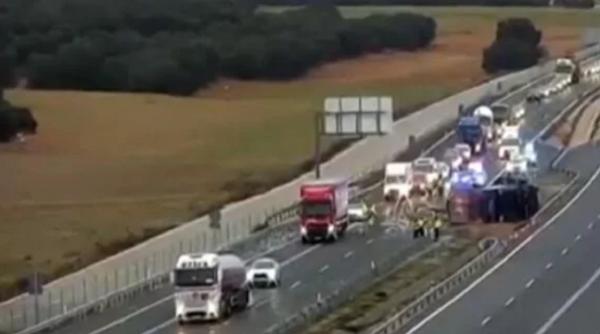 Șofer român de TIR, sfârșit tragic pe o autostradă din Spania, după ce s-a răsturnat cu mastodontul
