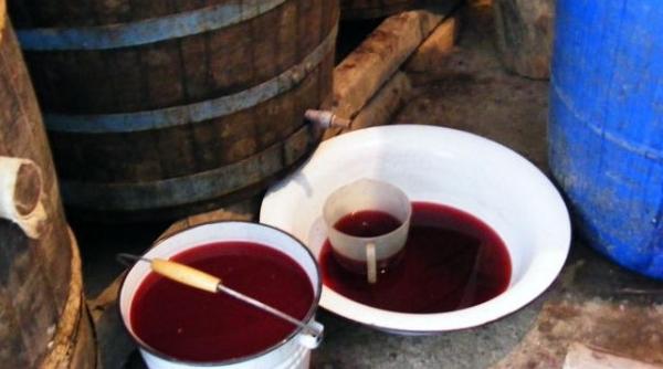 Un român s-a ales cu dosar penal și amendă pentru că avea în beci 200 de litri de vin pentru nunta fiului