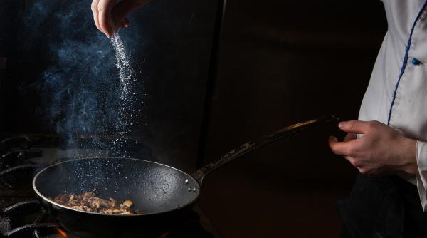 Un truc de la bucătari pentru ca uleiul să nu mai sară la gătit. Pune acest ingredient în tigaie de fiecare dată când prăjești ceva