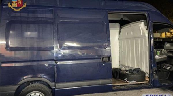 Italia. Un român a fugit de la bordul unei dube „ștafetă”. Carabinierii l-au prins și l-au băgat în închisoare