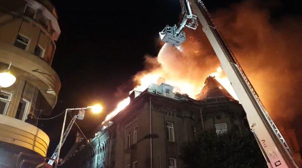 Alertă la Constanța: Arde Arhiepiscopia Tomisului. IPS Teodosie era așteptat la slujbă la ora 22.00 (VIDEO)