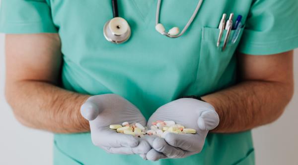 Farmaciști români, trimiși în judecată de DIICOT. Trimiteau „medicamente” în toată Europa: Spălare de bani de 4 milioane de euro