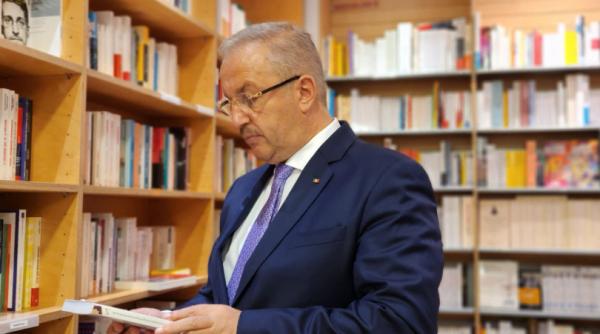 Ministrul Apărării, postare cu subînţelesuri despre „vocea idioților“, „răcnetele proștilor“ și „șoaptele mieroase ale ticăloșilor“