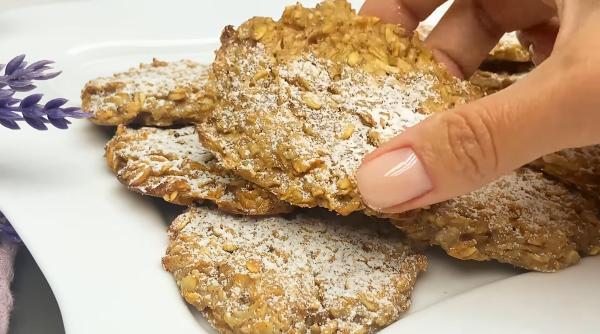 Din două mere, puțin iaurt și fulgi de ovăz faci ușor niște biscuiți fabuloși, pe care toată familia îi va aprecia. Sunt geniali la micul dejun