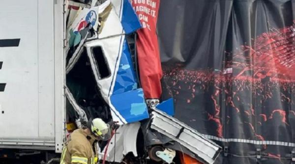 Un șofer român de TIR supraviețuiește ca prin minune după ce a fost prins în cabină, pe o autostradă din Germania: Trei camioane distruse