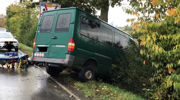 Șofer român de microbuz, în stare gravă după ce s-a izbit de un copac pe o șosea din Germania