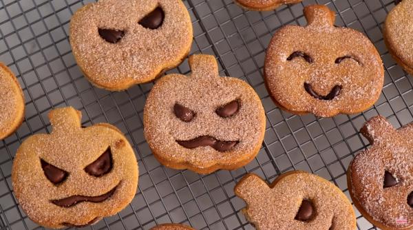 Fursecuri fragede umplute cu ciocolată. O rețetă ușoară perfectă pentru un desert de Halloween!