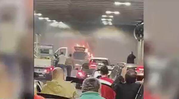 O maşină a luat foc în pasajul Unirii; traficul este paralizat în Capitală