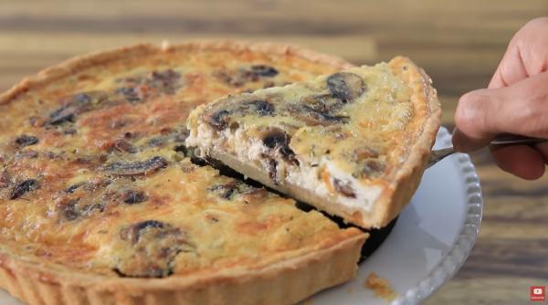 Plăcintă cu ciuperci și brânză - cea mai bună rețetă pentru o gustare sărată