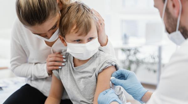 Europa aprobă folosirea vaccinurilor Pfizer şi Moderna încă de la vârsta de şase luni