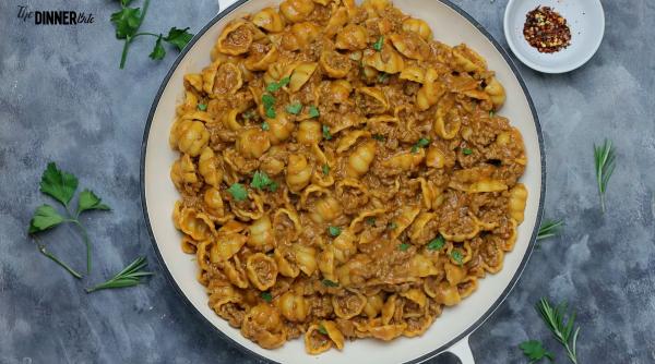 O rețetă ușoară, cremoasă și plină de aromă! Paste cu carne tocată de vită și brânză 