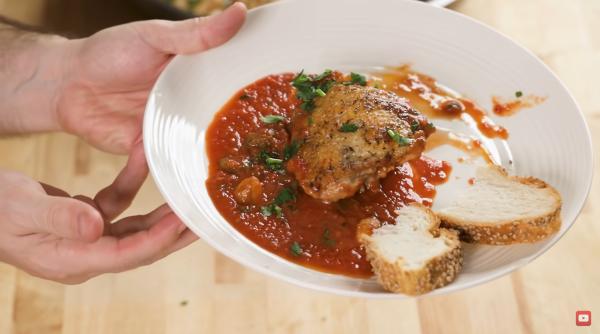 Ostropel de pui - gustul dulce acrișor al roșiilor combinat cu sosul picant te vor face să mănânci două porții!