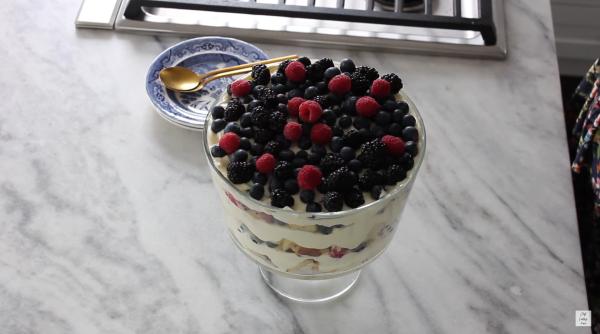 Desert englezesc cu fructe la pahar. O delicatesă care se prepară în 10 minute!