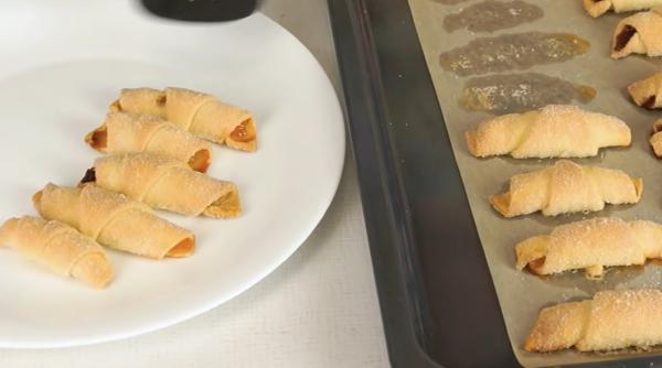 Cornulețele bunicii. Un desert de vis din ingrediente simple. Așa îți ies fragede și delicioase!