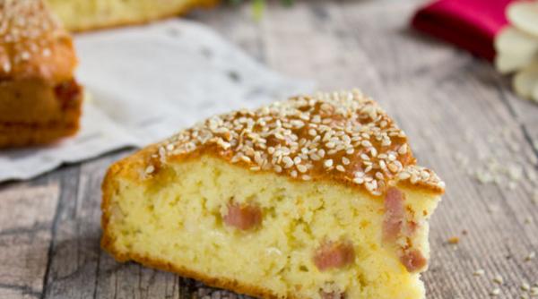 Plăcintă sărată, cu mozzarella și șuncă. E moale și aromată, gata în doar 5 minute