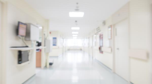 Un român a distrus sălile de operație ale unui spital din Italia și a fugit. Polițiștii l-au găsit ascuns printre câteva mașini parcate