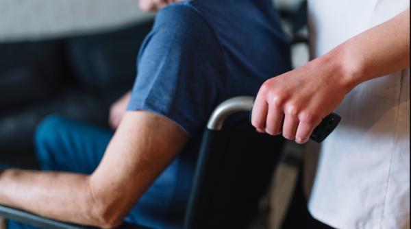 Italia. Grupare care plasa badante la muncă și le lua comision din salariu, descoperită de autorități